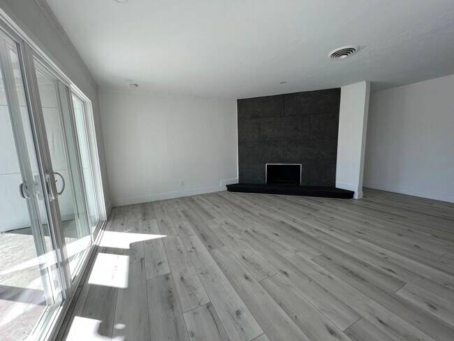 Building Photo - 3856 Brookside Dr