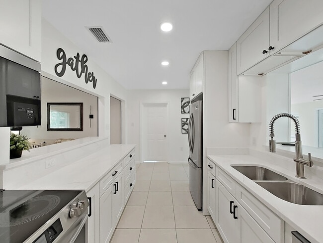 Building Photo - 4610 W Bay Villa Ave