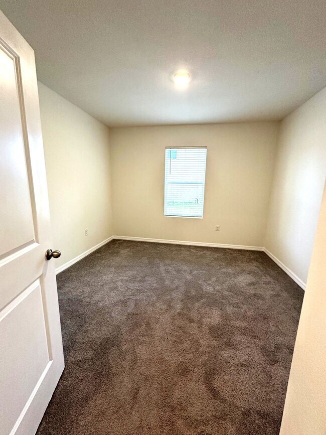 Building Photo - Lake Diamond North 4 Bed, 2 Bath
