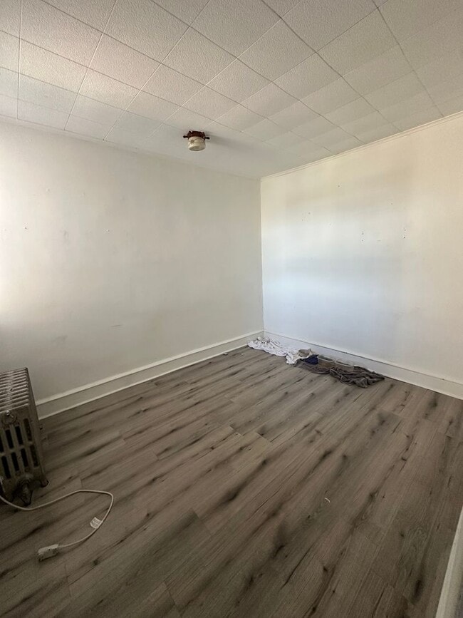 Building Photo - 3 bedroom, 1 Bath in Desirable Location