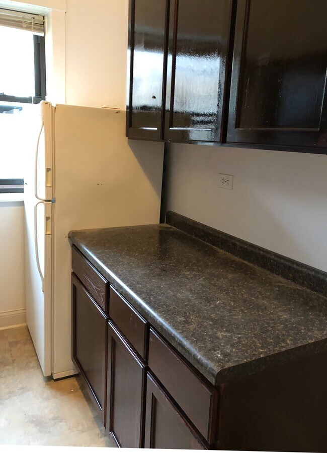 Building Photo - 1344 W Hood Ave