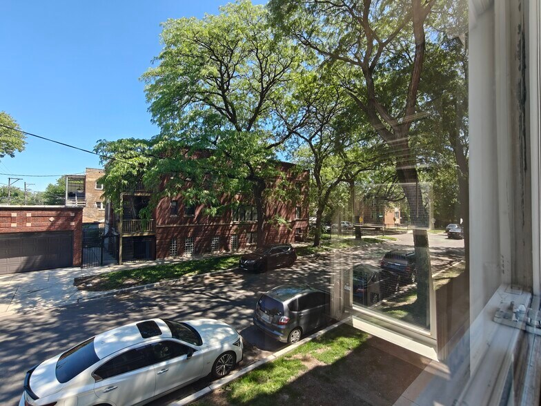 Building Photo - 4946 N Ridgeway Ave