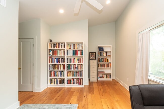 Building Photo - CHARMING, MODERN, CUSTOM HOME IN MID-CITY FOR RENT