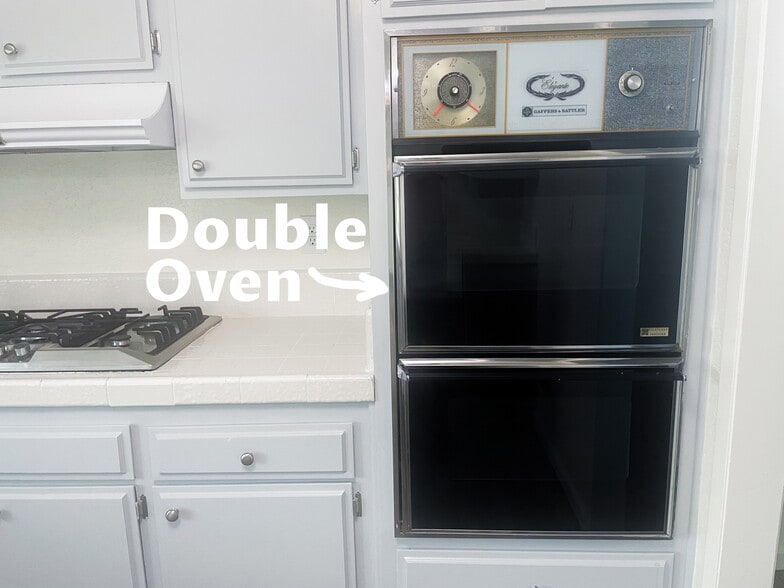 Double oven - 25770 Mariposa St