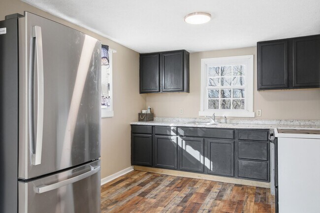 Building Photo - 2 Bed / 1 Bath.  Pet Friendly.  Off street parking.