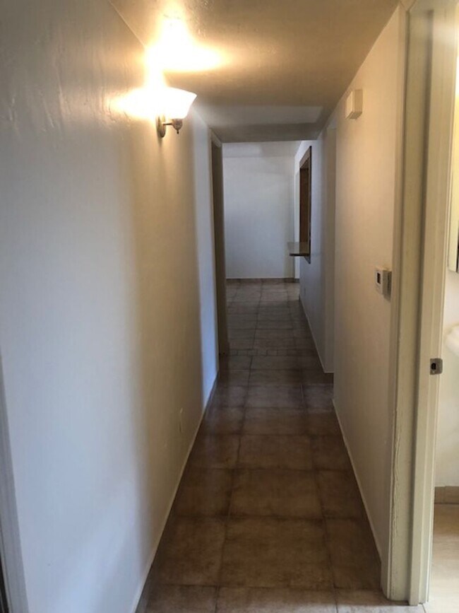 Building Photo - Mid town newly updated home!