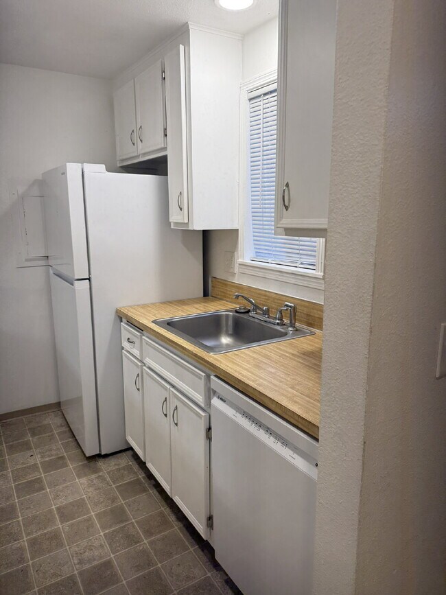Building Photo - "Spacious 2-Bedroom with 1.5 Baths in the Heart of Kent – 1072 Sq Ft of Comfort!"