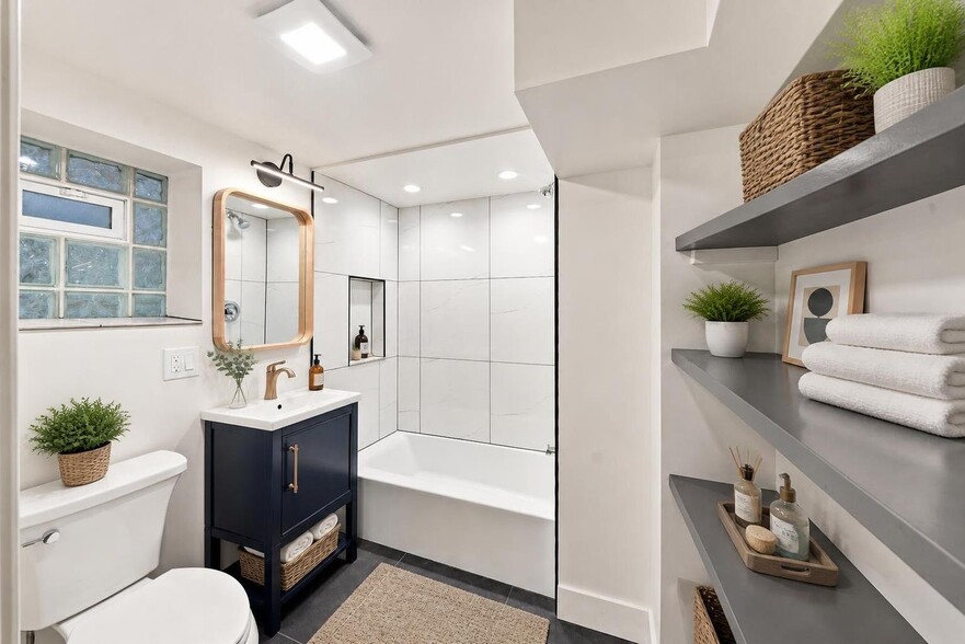 Bathroom w/tub - 1931 N St Louis Ave