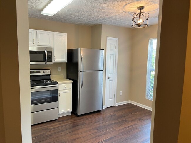 Building Photo - Fresh Renovation, 3 Bedroom Townhouse