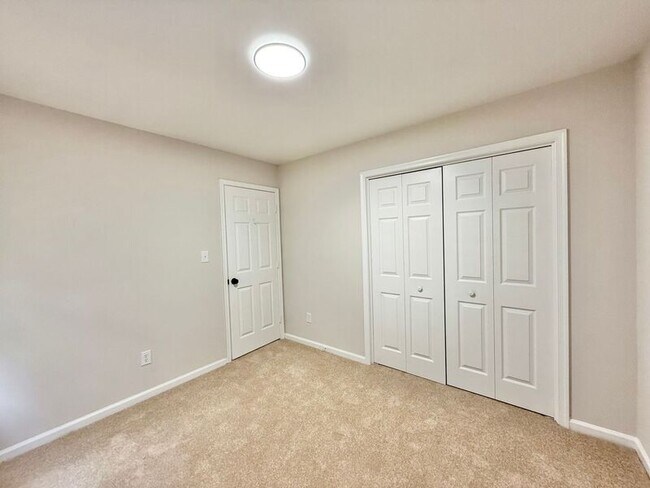 Building Photo - 707 Clay Hill Dr