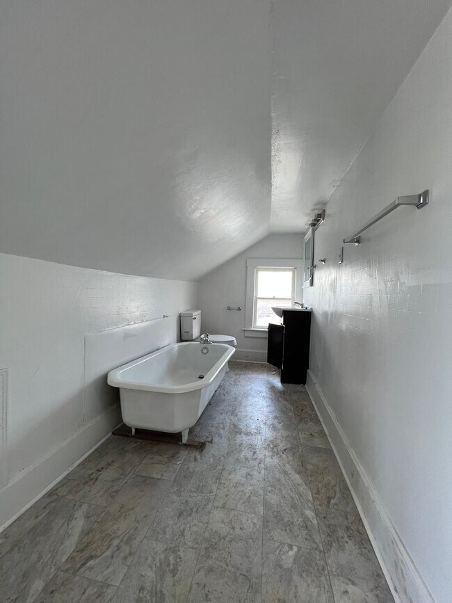 Building Photo - Remodeled 1 bedroom with bonus room