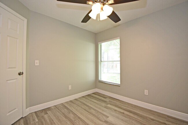 Building Photo - Beautiful Home in Alafaya Woods Totally Remodeled