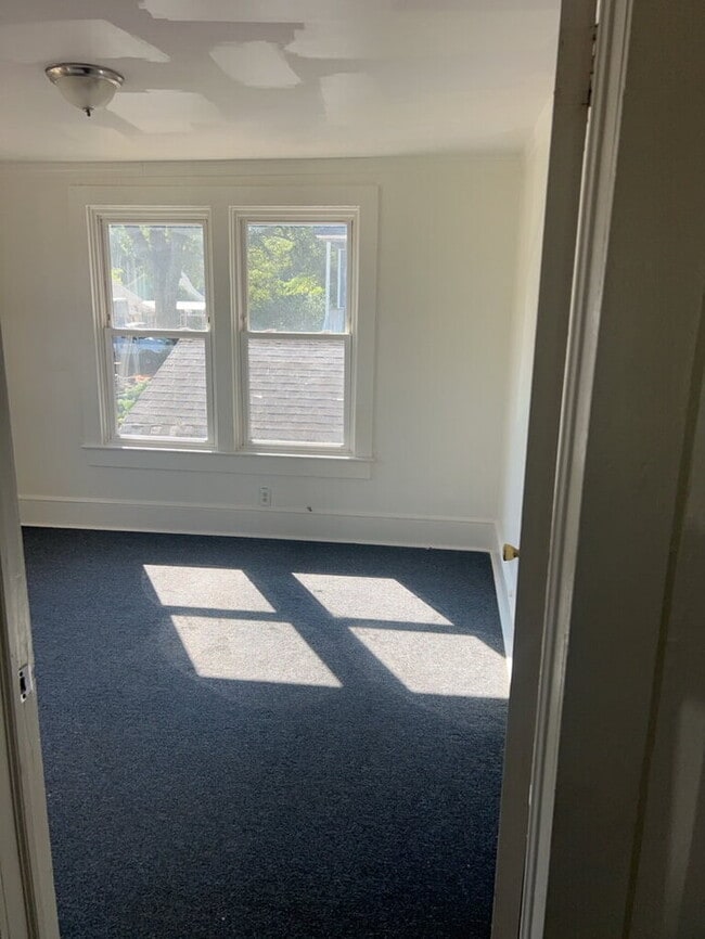Building Photo - "Charming 2-Bedroom Retreat in Greenville – Ideal Location on W. 6th Street!"