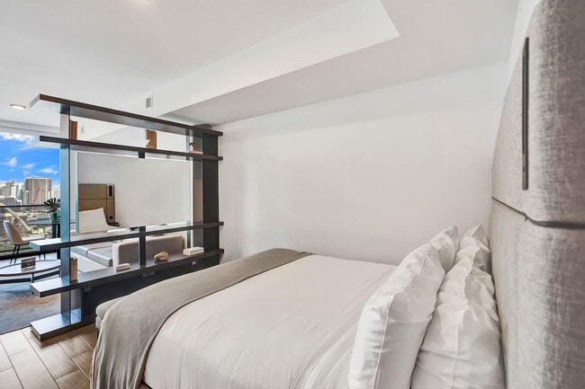 Building Photo - 398 NE 5th St