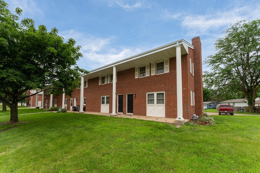 Building Photo - 1304 E Sylvan Cir