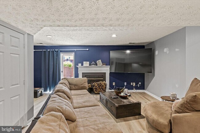 Building Photo - This beautiful 3-bedroom townhome is nestl...