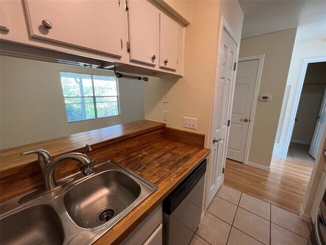 Building Photo - 2450 Ashdale Dr