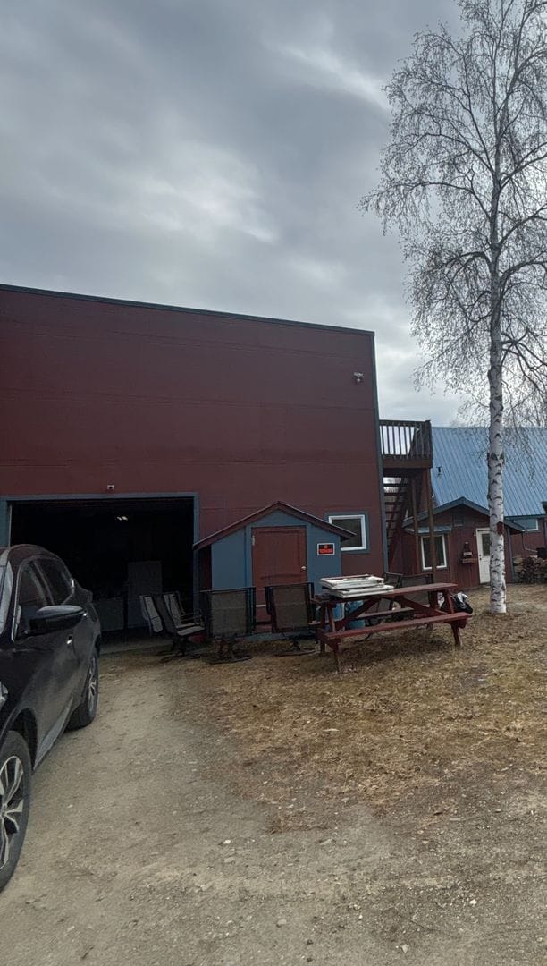Building Photo - Huge green house / large garage / Pet frie...