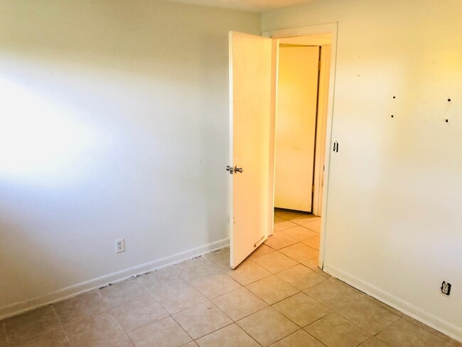 Building Photo - 210 Lee Dr