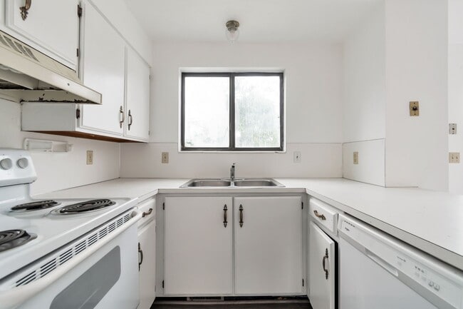 Building Photo - Spacious West Valley Duplex