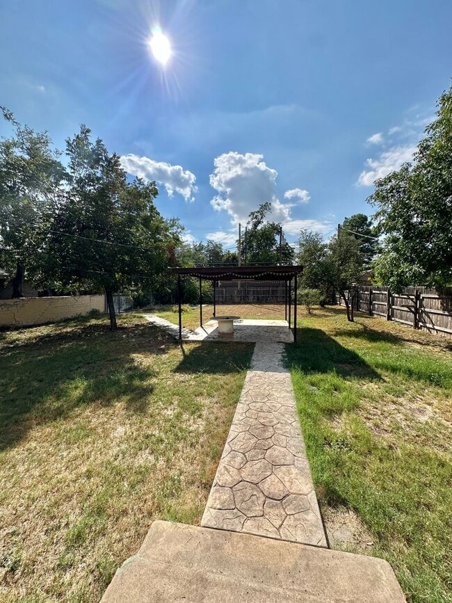 Building Photo - 1605 Kenwood Dr