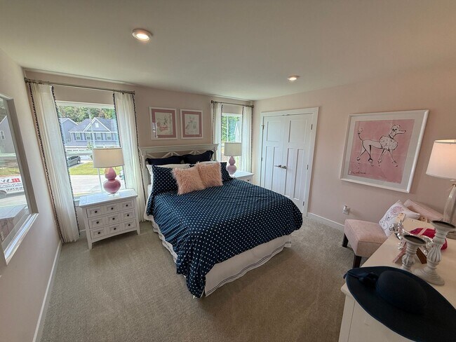 Building Photo - Never loved in Model Homes
