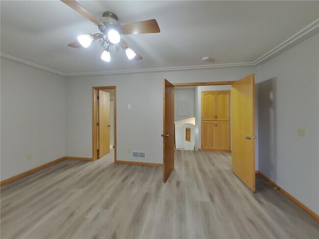 Building Photo - 2661 Oak Ridge Dr