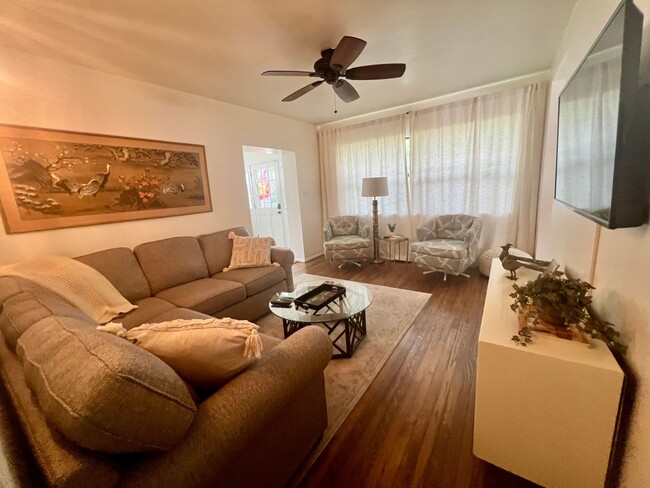 Building Photo - 6-8 MONTH FURNISHED RENTAL -NE ST. PETE 2/...