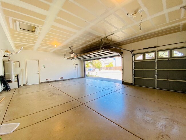 Building Photo - Spacious and Beautiful Home Close to a Huge Park