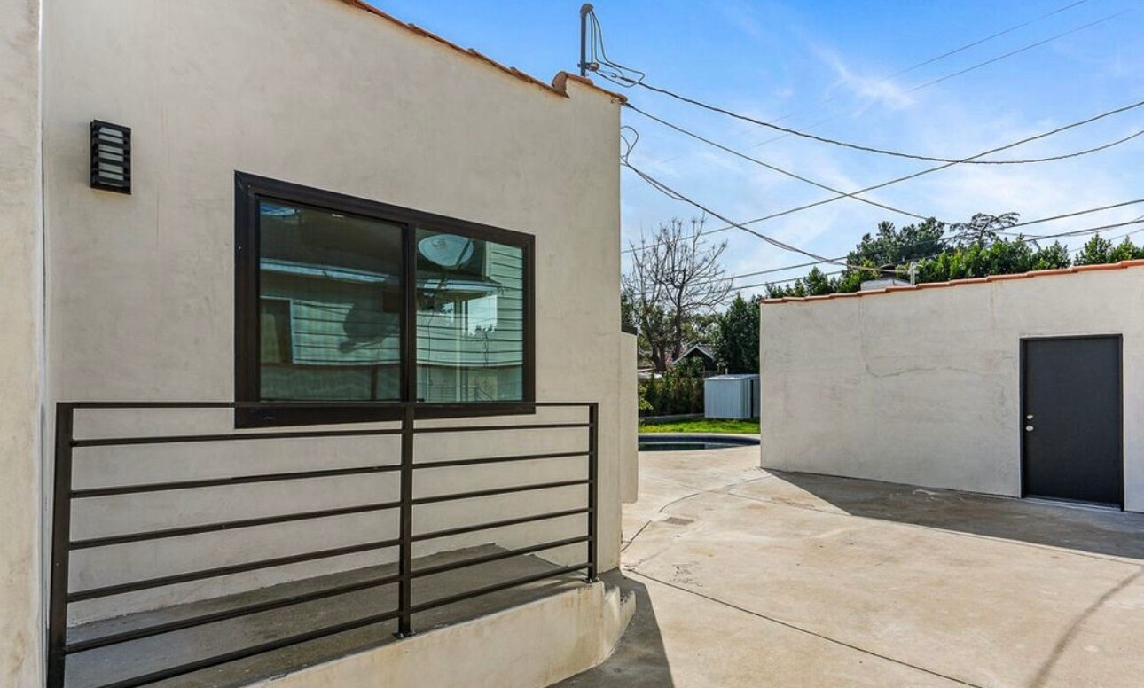 Building Photo - 1113 N Pass Ave
