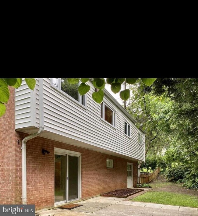 Building Photo - 1040 Warbler Pl