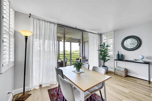 Building Photo - 4020 W Palm Aire Dr