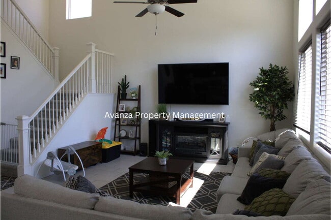 Building Photo - 1 Year Lease 4 Bed  3 Bath  Rent: $2,695 D...
