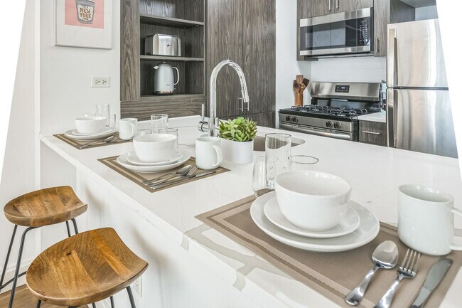 Building Photo - 10 Hanover Square