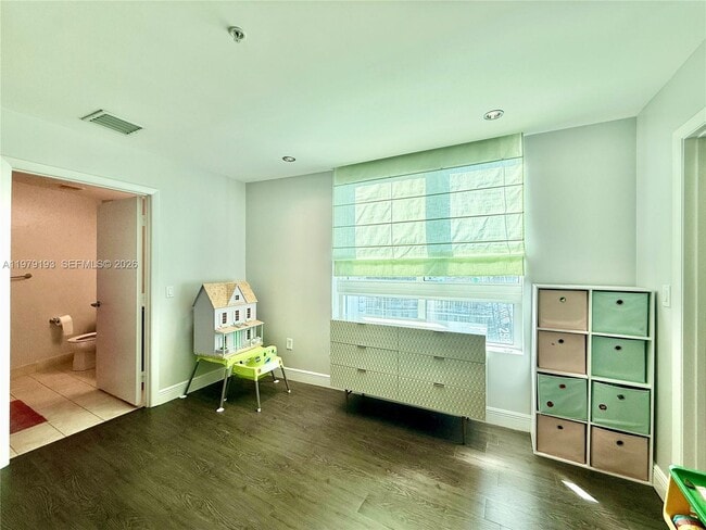 Building Photo - 1900 N Bayshore Dr