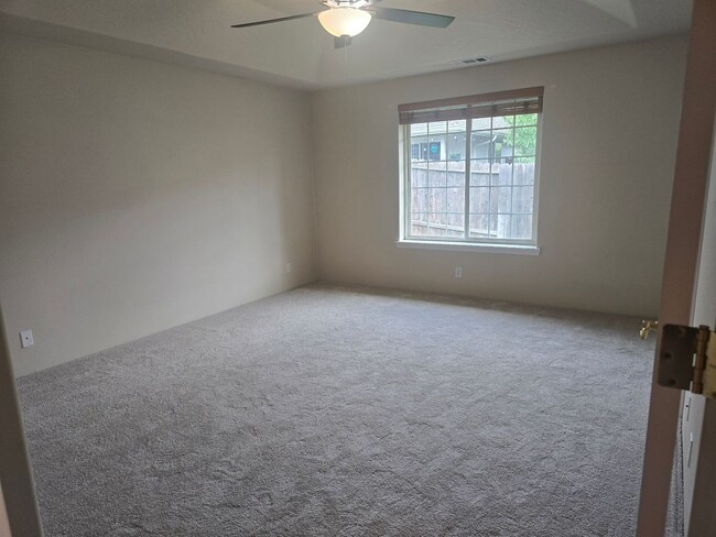 Building Photo - 3 bed 2 bath  Home for Rent in Grants Pass