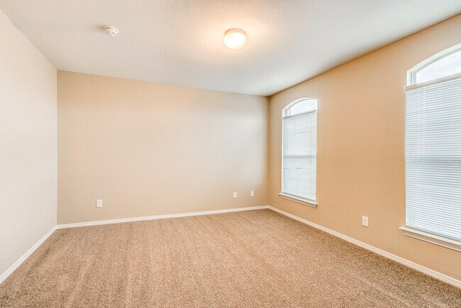 Building Photo - Gorgeous 4 Bedroom Home In Horizon with Refrigerated Air!