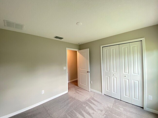Building Photo - Great SW location 4/2/2 **WON'T LAST**