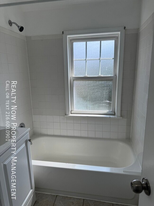 Building Photo - 3373 Colwyn Rd