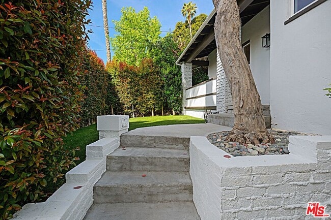Building Photo - 9023 Phyllis Ave
