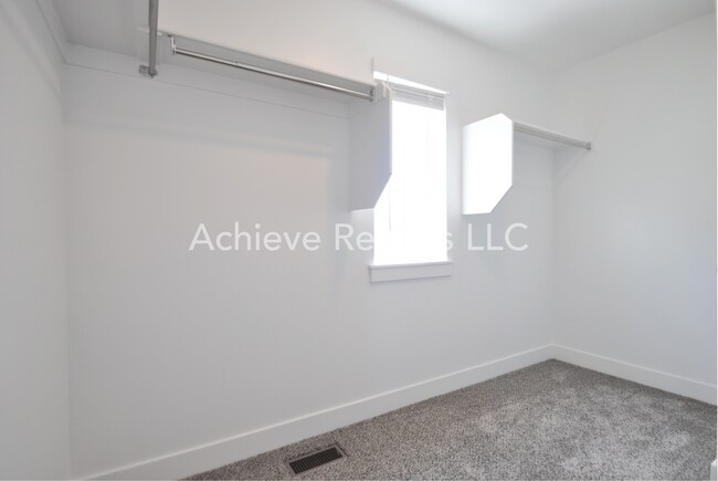 Building Photo - Golf, Parks & Home Sweet Home | Logan Utah Townhome