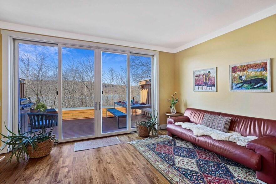 Building Photo - 493 Warburton Ave