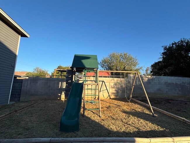 Building Photo - 803 E Fremont St