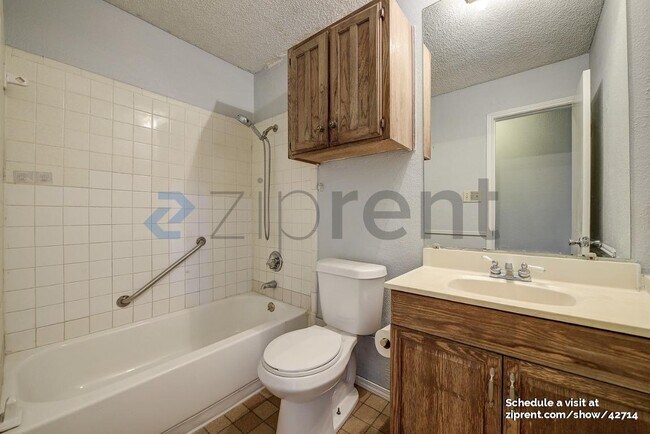 Building Photo - 400 Royal Field Dr