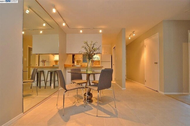 Building Photo - 325 Kitty Hawk Rd