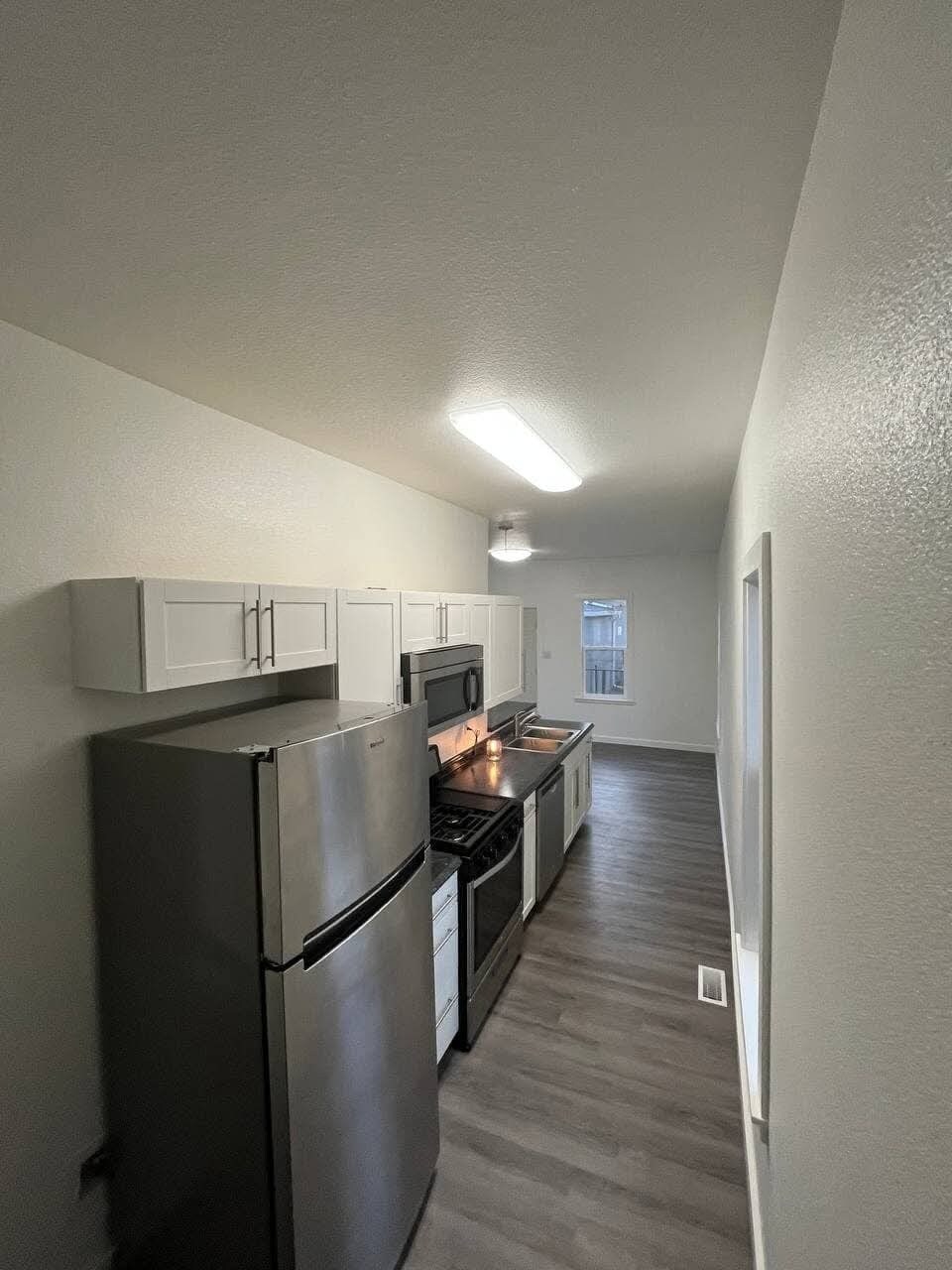 Building Photo - 1528 E Orman Ave