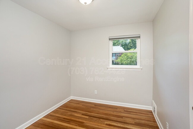 Building Photo - 3233 Holly Hill Dr
