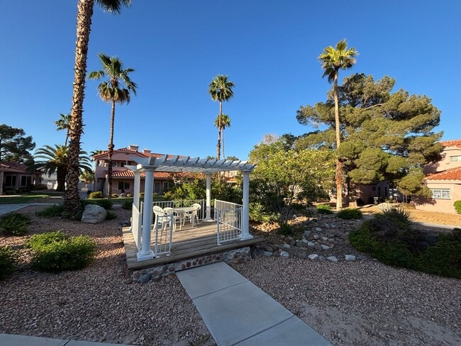 Building Photo - Stunning 3Bed/2Bath/2Car 1st Floor Condo with Private Yard, and Luxurious Amenities!