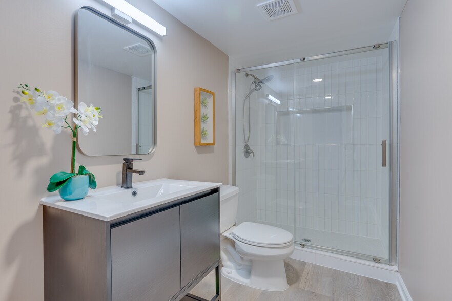 Building Photo - 8131 Pinelake Ct