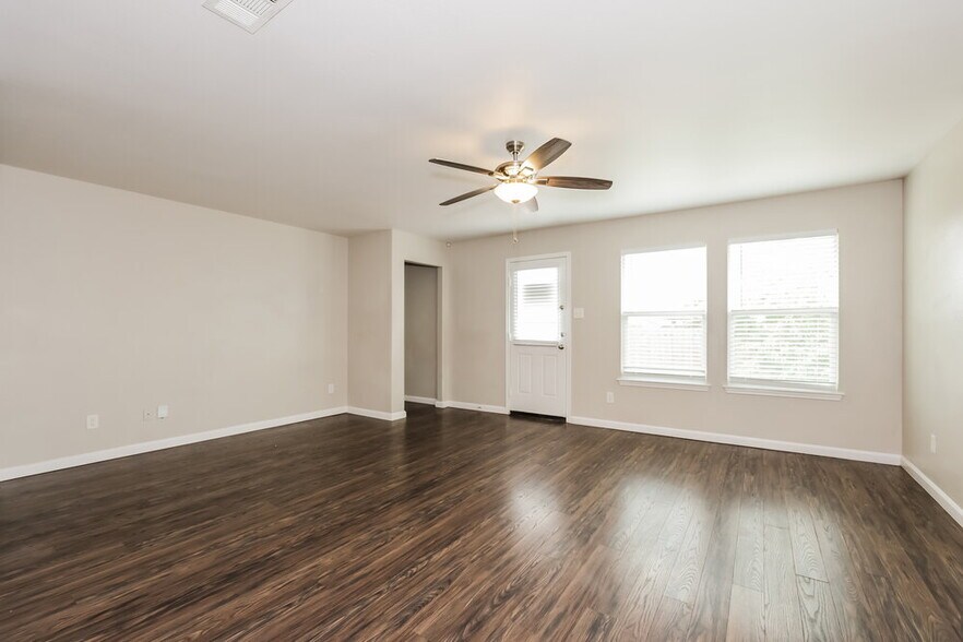 Building Photo - 8820 Elk Creek Ln